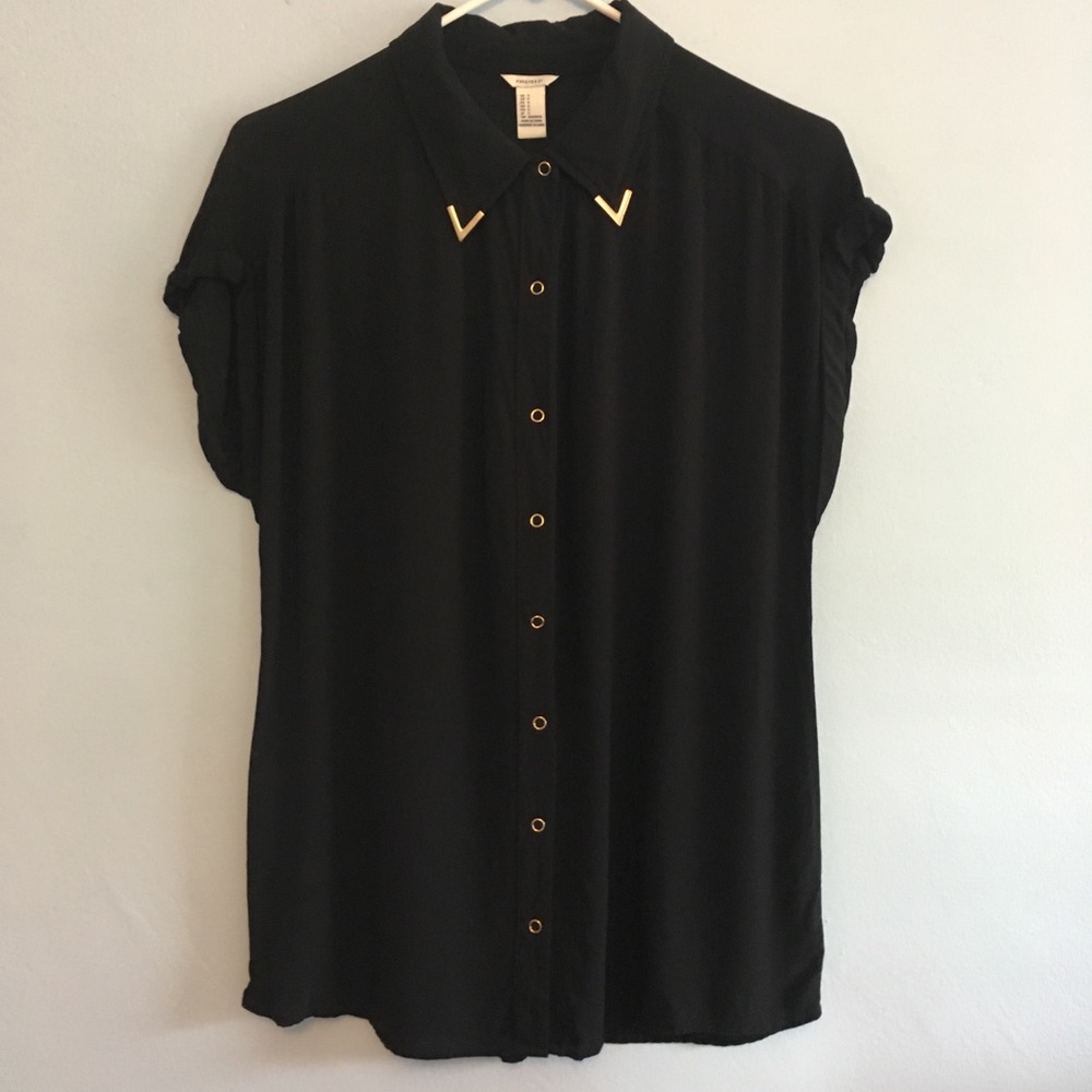 Black Button Down ShortSleeve Top w Gold🔻Accents